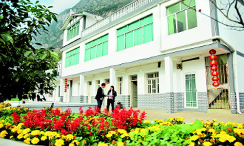 水城县发那村,几乎家家门前都有一个漂亮的小花园