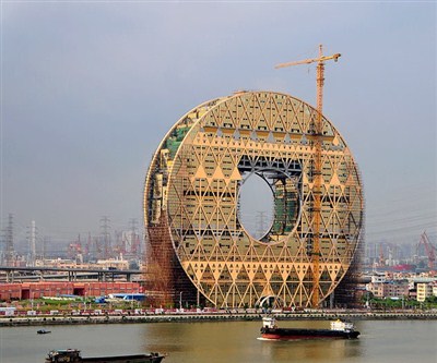 铜钱大楼即将竣工 造型实为古代玉璧