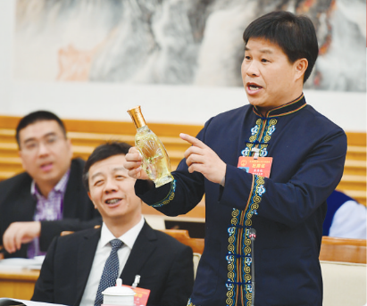 袁昌选在介绍茶油。